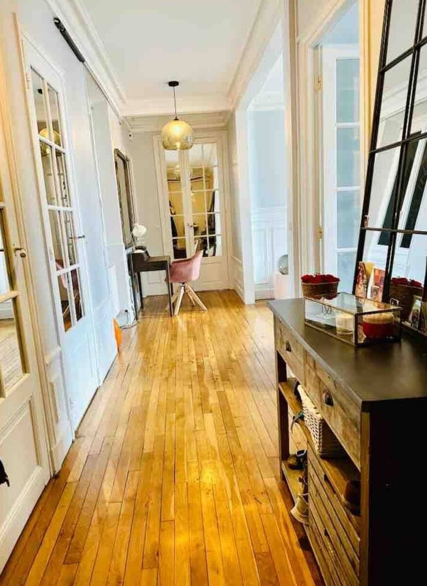 Entrée avec parquet et portes vitrées